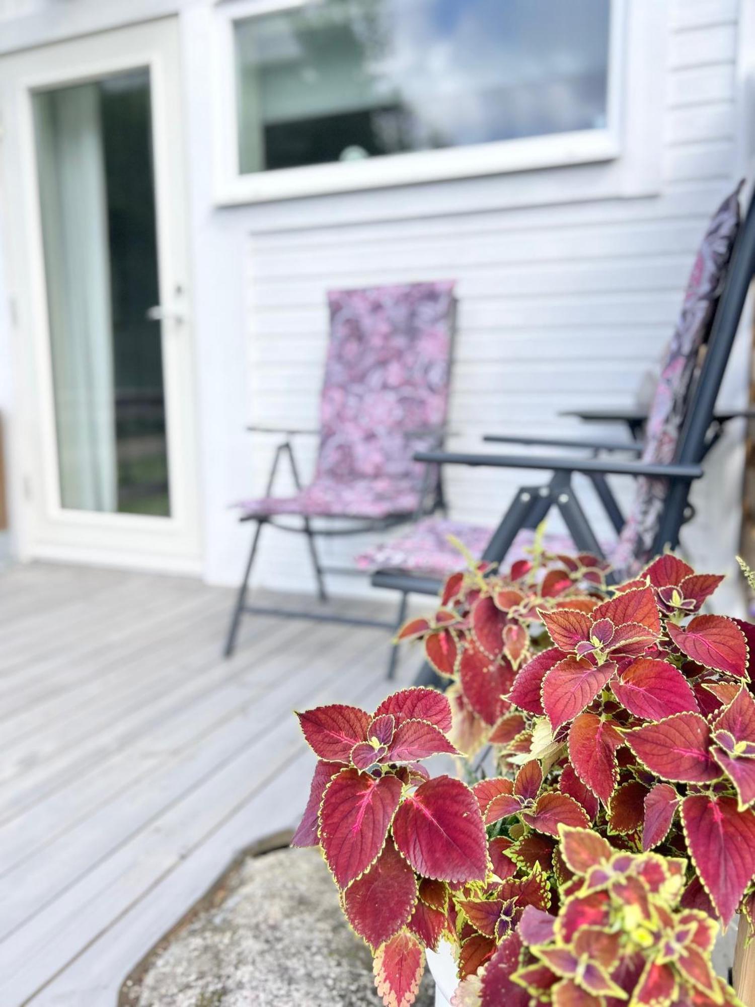 Lilla Huset Bed & Breakfast - Countryside Guesthouse, Free Parking Örebro Eksteriør billede